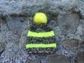 Čepice háčkovaná s neonově žlutou