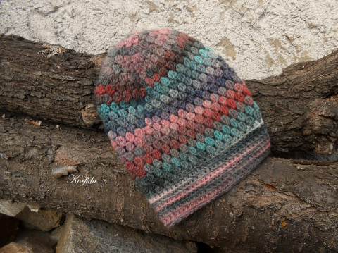 Hučka háčkovaná pestrobarevná zelená čepice háčkovaná jarní dívčí háčkování hnědá šedá dámská zimní háčkované akryl starorůžová vlna podzimní unisex melírovaná handmade hučka homeless homelesska ručnípráce wool korfida acrylik 