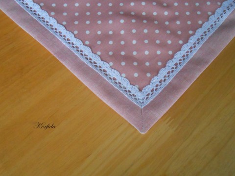 Běhoun starorůžový s bílými puntíky dekorace oranžová kuchyně jarní bavlna bílá tečky stůl dečka šitá podzimní chalupa komoda stolek unisex handmade kvítí ušita korfida běhounek obývacípokoj 