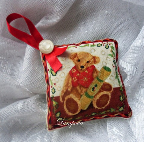 Vánoční jehelníček se zlatým tiskem dárek stuha dáreček polštářek knoflík jehelníček mašlička 100% bavlna zahraniční látka duté vlákno 