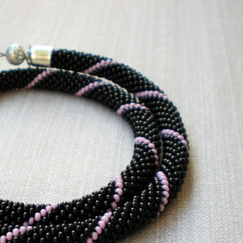 Růžovou nitkou spoutaný šperk náhrdelník doplněk růžová elegantní háčkovaný černá ozdoba černý jemný korálkový do společnosti 