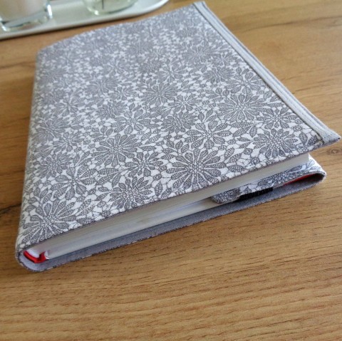 Obal na knihu - šedý, nastavitelný obal kniha šedá potisk nastavitelný látkový obal 