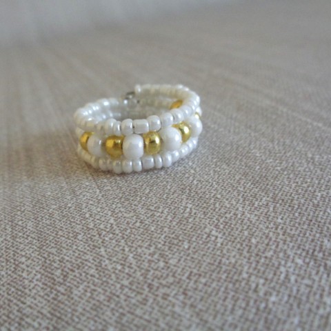 Prstýnek bílozlatý šperk doplněk prsten zlatá bílá ozdoba prstýnek bílý zlatý něžný jemný romantický korálkový 