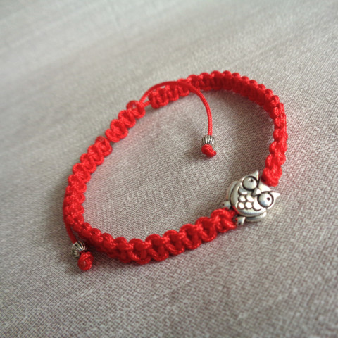 Náramek se sovičkou šperk náramek doplněk pletený ozdoba sova sovička červený macrame uzlíkový 