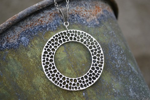 náhrdelník - dlouhý s bublinkami kruh náhrdelník elegantní kolečko řetízek puntíky tečky bižuterie stříbrná dlouhé doplňky kroužek móda handmade zajímavý kružnice platinová společnost 
