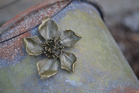 náhrdelník - rozkvetlá II (obruč) náhrdelník květy elegantní květiny žena černá růže bižuterie kopretina bronzová společenské rozkvetlá růžička obruč společnost působivé 