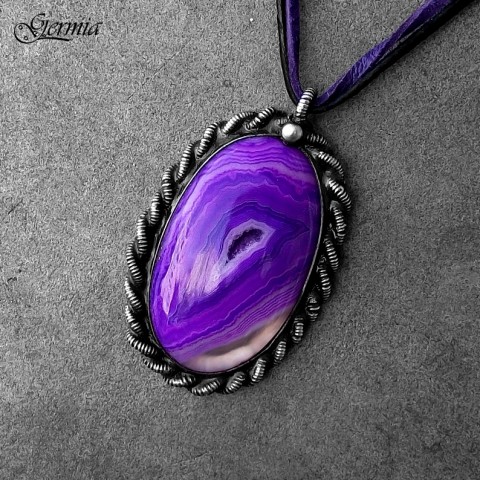 Medailon Genzius polodrahokam achát barva cín fialová violet fialový minerál krystal wire wrapping cínování kabošon cínovaný medailon purpurová drůza krystalky germia magenta genzius 