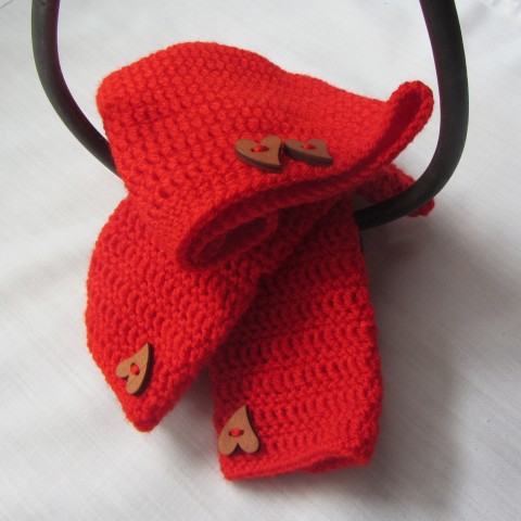 Červená osrdíčkovaná čepice rukavice návleky čepka na 