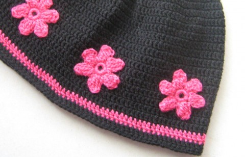 Černá s růžovou háčkovaná háčkované čepice klobo 