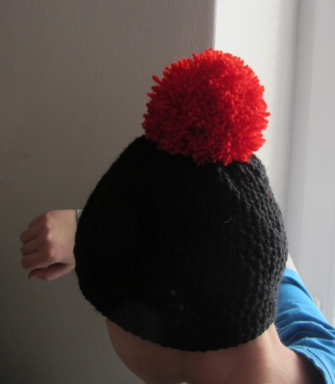 Černá s červenou háčkovaná háčkované zimní čepice 