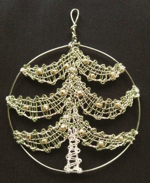 Vánoční ozdoba - Stromeček dekorace korálky zelená vánoce sklo interiér bílá paličkování ozdoba stříbrná metalická plátno příze ruční práce 