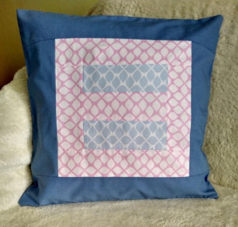 Polštář modrý s lístkovým vzorem modrý dekorace originální dárek patchwork bavlna šití interiér růžový látka vzor romantický výplň lístečkový duté vlákno ruční práce obálkové zapínání 