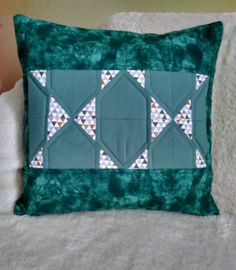 Polštářek v zelených tónech dekorace originální dárek zelený patchwork bavlna elegantní šití interiér vatelín látka zip vzor výplň prošití mramorovaný duté vlákno ruční práce kontrastní skrytý trojúhelníčkový 