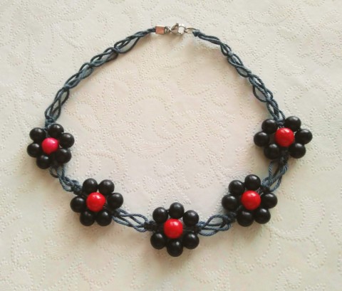 Šedý náhrdelník s kytičkami červená šperk korálky bavlna černá šedá ozdoba bižuterie příze uzel komponenty drhání ruční práce nerez ocel 