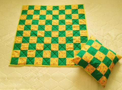Žlutozelená patchworková souprava dekorace originální dárek zelený patchwork bavlna šití interiér hraní dětský vatelín látka zip vzor výplň lem prošití kytičkovaný duté vlákno ruční práce kontrastní skrytý 