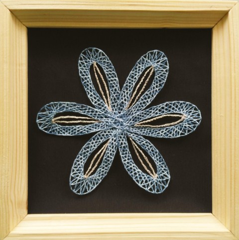 Modrá květina dřevo dekorace květina modrá obraz sklo bavlna interiér černá paličkování krajka stříbrná látka metalická plátno výzdoba příze rám melírovaná ruční práce copánek obývací pokoj 