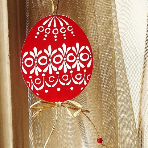 Vajíčko MALOVÁNO VOSKEM papír červená dekorace bílá velikonoce zavěšení kraslice vajíčko 
