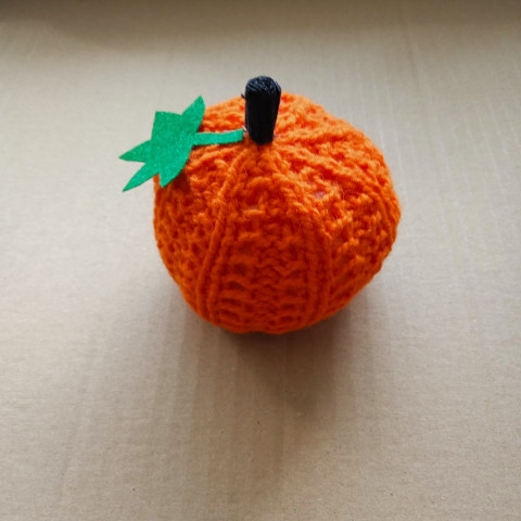 Pletená dýně menší zelená oranžová podzim dýně halloween 