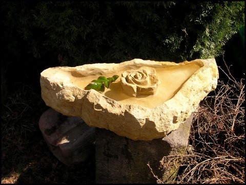 KORÝTKO , PÍTKO s růží plastika socha skulptura zahradní socha socha z pískovce exteriérová socha socha do zahrady. sochy z pískovce 