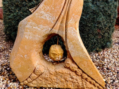 SOCHA Z KAMENE  - *DÁMA*