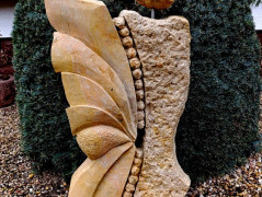 SOCHA Z KAMENE  - *DÁMA*