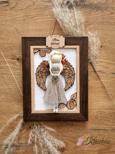 Andělka z příze v rámečku - béžová dekorace anděl andělka drhání macramé 
