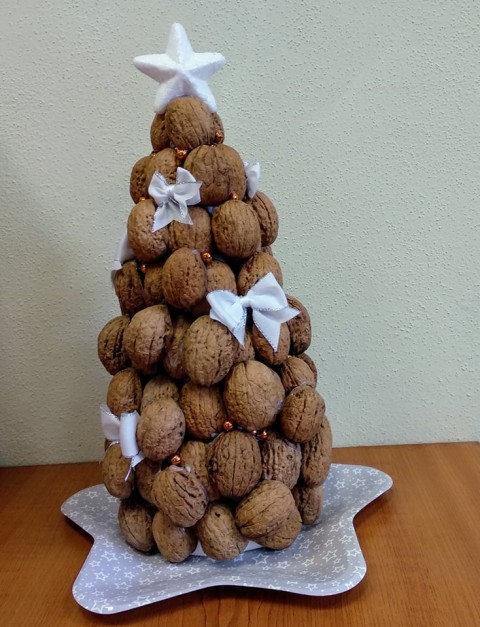 Přírodní stromeček vánoce stromeček ořechy skořápky 