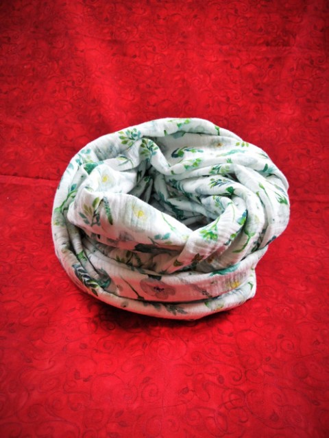 Jarní mušelínový šátek šála šátek květinky šálka mušelín 