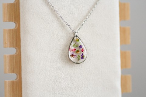 Přívěsek mix květin menší náhrdelník růžová květiny béžová pryskyřice dárek pro ženu stříbrný šperk stříbrný přívěsek květinový šperk 