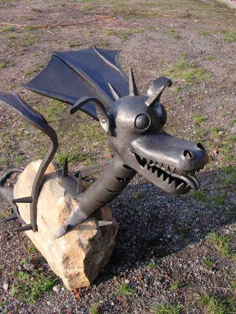 Kovaná kovová socha drak kámen kov kovaný drak kovový 