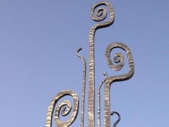 Kovaná kovová socha drak