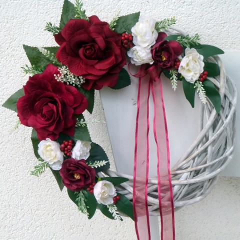 Bílý věnec s vínovými růžemi dekorace hedvábné organzová stuha dekorace na dveře bílé růžičky šedobílý proutěný věnec vínové růže 