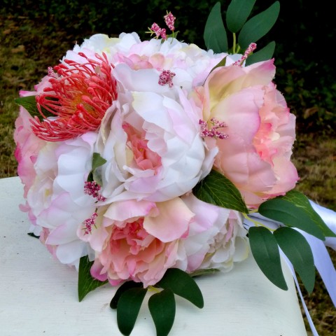 Svatební kytice z pivoněk růžová bílá lososová svatba meruňková nevěsta saténová stuha svatební kytice hedvábné pivoňky 