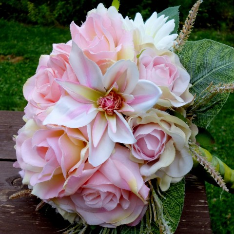 Svatební kytice s klematisem růžová bílá svatba nevěsta klematis saténová stuha svatební kytice hedvábné růže 