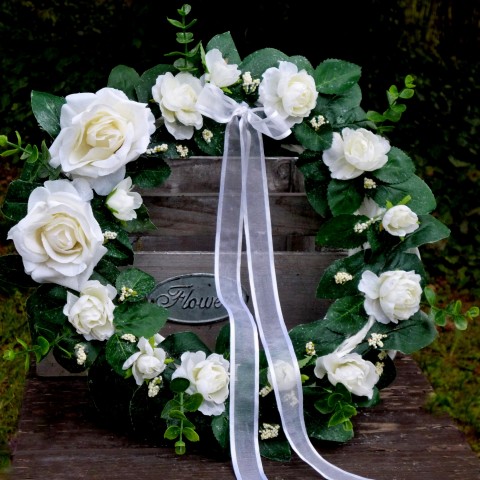 Věnec s bílými růžemi a poupaty dekorace hedvábí proutí floristika poupata věnec na dveře proutěný věnec bílé růže hedvábné růžičky 