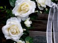 Věnec s bílými růžemi a poupaty