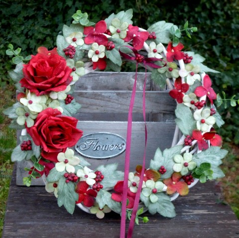 Věnec s vínovými růžemi a hortenzií dekorace věnec hedvábné bobulky hortenzie červené růže červené růžičky dekorace na dveře hnědý proutěný věnec 