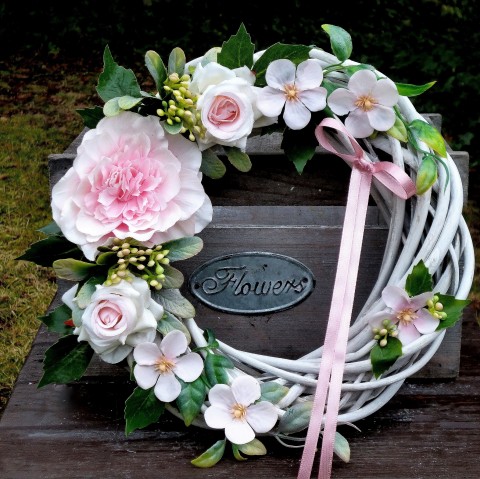 Věnec v růžových odstínech 25 cm domov dekorace dárek růžová bílá věnec romantika pivoňky celoroční na dveře floristika hortenzie hedvábné růže 