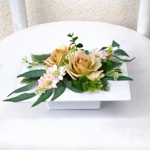 Aranžmá na stůl se zeleno růžové hedvábí dekorace na stůl floristika hortenzie do růžova zelené růže aranžmá na stůl bílá lesklá miska 