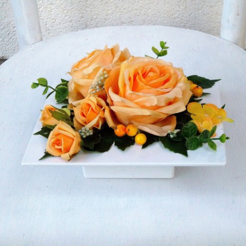 Aranžmá na stůl se žlutými růžemi růže hedvábí růžičky žluté dekorace na stůl floristika hortenzie poupata aranžmá na stůl bílá lesklá miska 