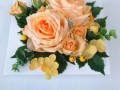 Aranžmá na stůl se žlutými růžemi