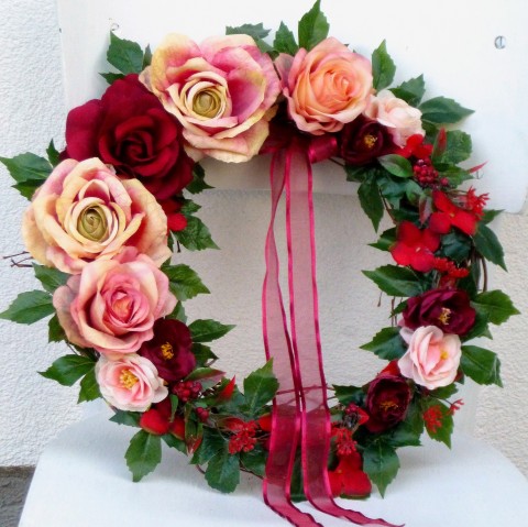 Věnec s růžovými a vínovými růžemi domov dekorace růžové celoroční na dveře floristika vínové hortenzie organzová stuha velký věnec hedvábné růže hnědé proutí mini pivoňky růžové růže 