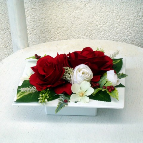 Aranžmá s červenými růžemi na misce hedvábné bobulky dekorace na stůl hortenzie na stůl červené růže bílé růžičky bílá lesklá plastová miska aranžmá na stůl 