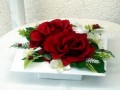 Aranžmá s červenými růžemi na misce
