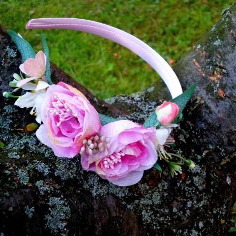 Květinová čelenka s růžovými kvítky kov růžová čelenka saténová hedvábné kvítky 