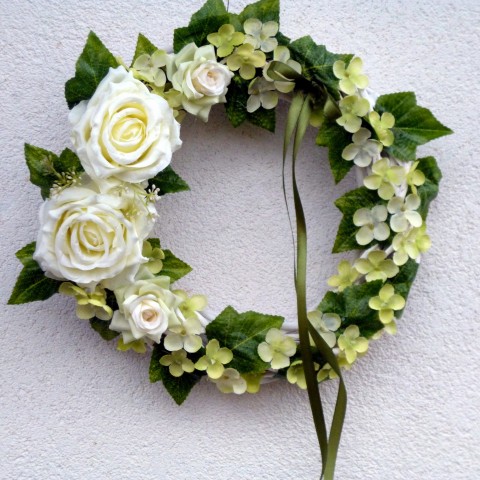 Světle zelený věnec s růžemi dekorace svěží růžičky na dveře hortenzie proutěný věnec 