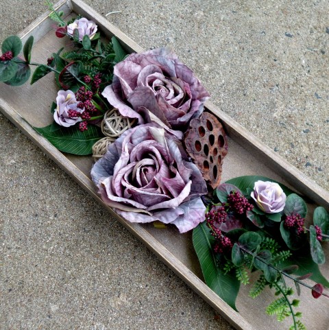 Šedovínové růže na dřevěném tácu růžičky bobulky dekorace na stůl hedvábné růže aranžmá na stůl na dřevěném tácu šedo vínové růže 
