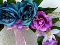 Věnec s modrými a růžovými růžemi
