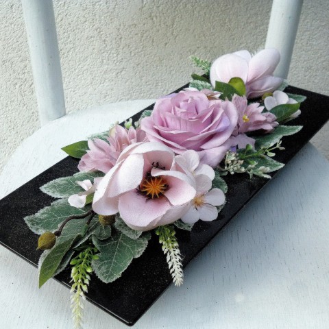 Růžové květy na černé lesklé misce růže hedvábné magnolie bobulky dekorace na stůl poupata aranžmá na stůl černá lesklá plastová miska růžová růže dahlie 