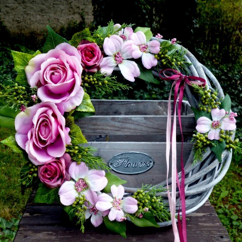 Věnec s růžovými růžemi a jalovcem dekorace hedvábné saténová stuha dekorace na dveře vínové růžičky růžové růže šedý proutěný věnec živý jalovec 